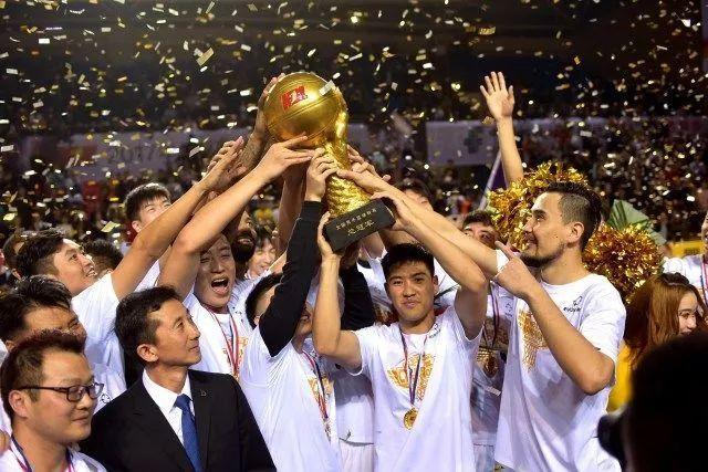 李添荣30分上海不敌首钢遭5连败 曾凡博10分